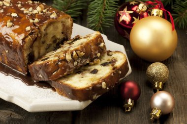 Noel pasta dilimi ceviz ile dekore edilmiştir.