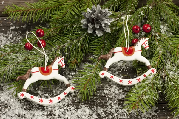 Decoração de Natal em uns ramos de abeto — Fotografia de Stock