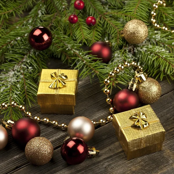 Bodegón de Navidad con caja de regalo y decoración —  Fotos de Stock