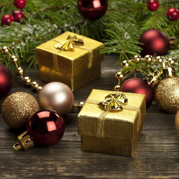 Bodegón de Navidad con caja de regalo y decoración — Foto de Stock