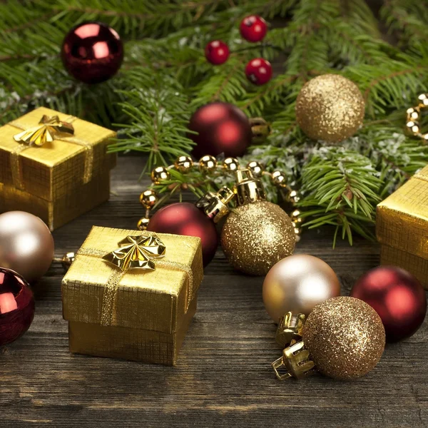 Noel hediye kutusu ve dekorasyonu ile natürmort — Stok fotoğraf