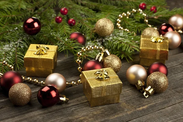 Kerstmis Stilleven met doos van de gift en decoratie — Stockfoto