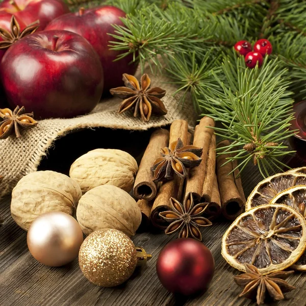 Kerstmis Stilleven met fruit en specerijen — Stockfoto