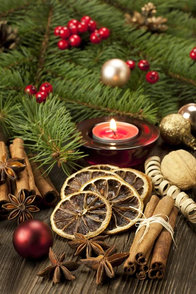 Kerstmis Stilleven met specerijen en kaars — Stockfoto