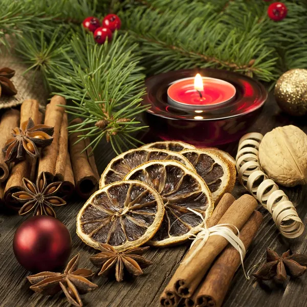 Bodegón de Navidad con especias y velas — Foto de Stock