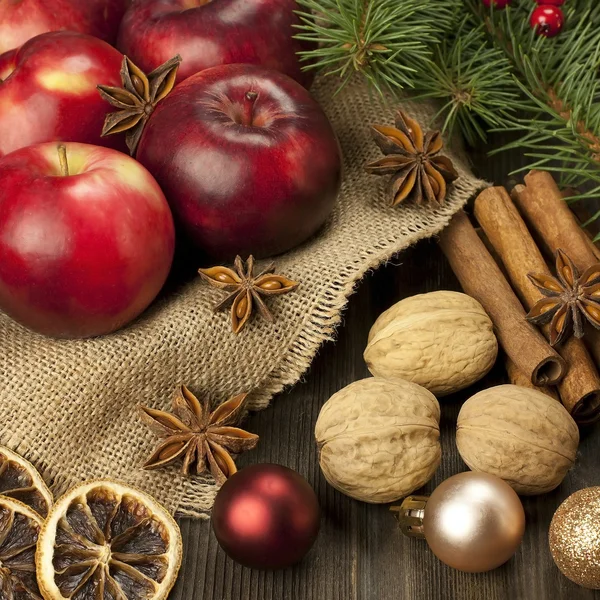 Bodegón de Navidad con frutas y especias — Foto de Stock