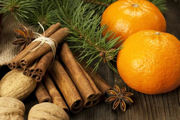 Noel meyve ve baharat ile natürmort