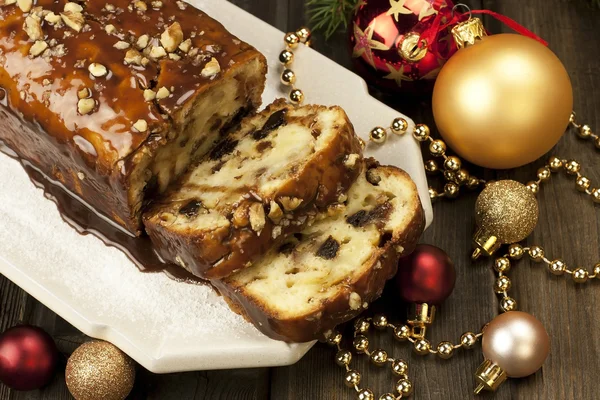 Кусок рождественского торта, украшенный орехами — стоковое фото
