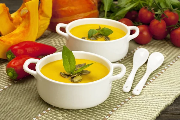 Тыквенный суп со свежей тыквой — стоковое фото