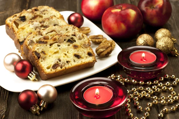 Pastel dulce de Navidad con decoración — Foto de Stock