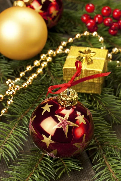 Composición navideña con caja regalo —  Fotos de Stock