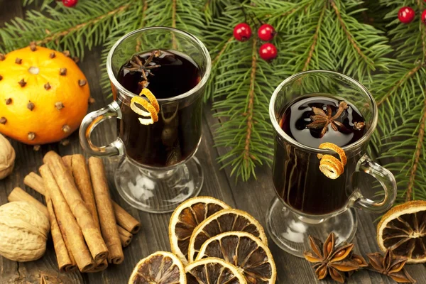 Mulled wine with slice of orange and spices — Stock Photo, Image