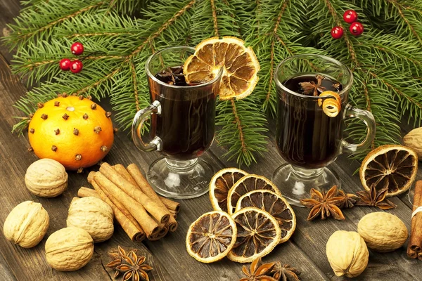 Mulled wine with slice of orange and spices — Stock Photo, Image