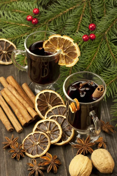 Bodegón de Navidad con dos copas de vino caliente — Foto de Stock