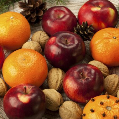 kırmızı kış elma ceviz ile