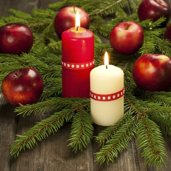 Kerstcompositie met kaarsen — Stockfoto