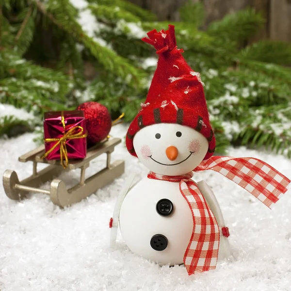 Bonhomme de neige heureux avec décoration de Noël — Photo