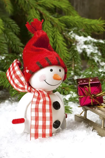Felice pupazzo di neve con decorazione natalizia — Foto Stock