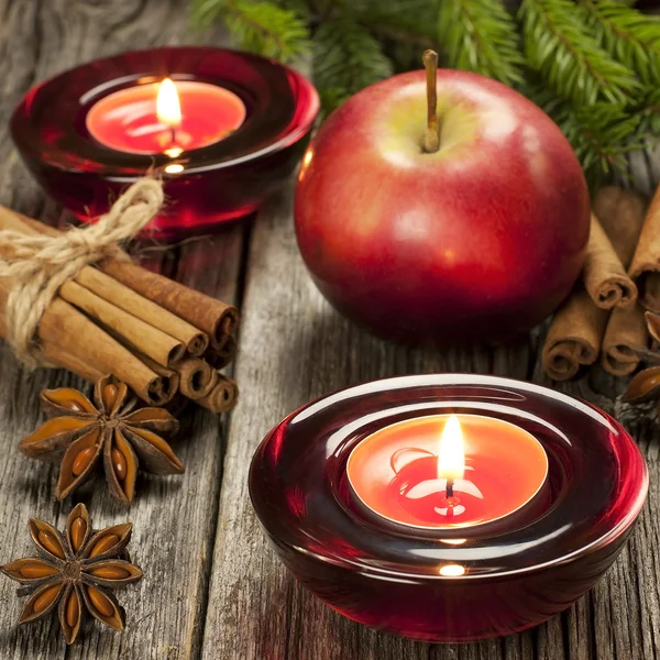 Zimní jablko a svíčka — Stock fotografie