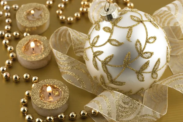 Christmas decorations with candles and christmas bauble — Stock Photo, Image