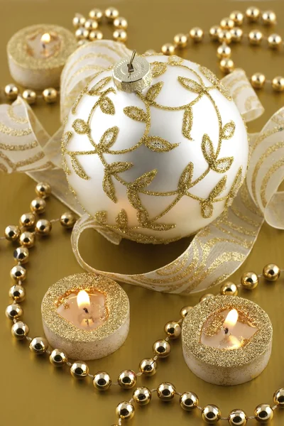 Christmas decorations with candles and christmas bauble — Stock Photo, Image
