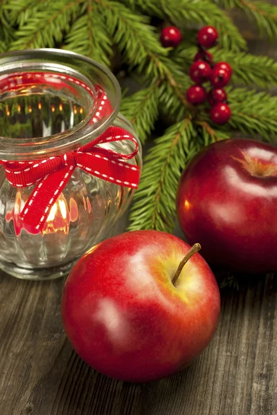 Bodegón de Navidad con manzanas y candelabro — Foto de Stock