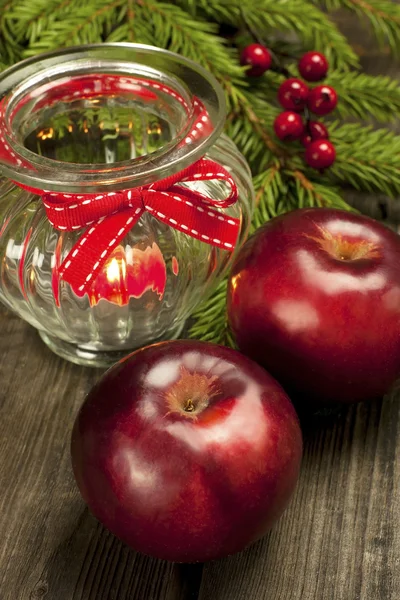 Рождественский натюрморт с яблоками и подсвечниками — стоковое фото