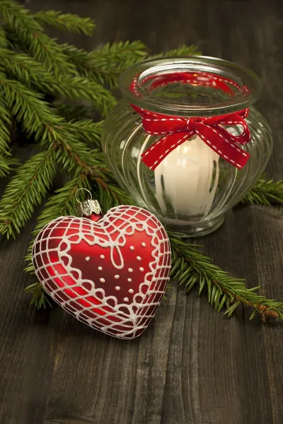 Natura morta di Natale con candela e decorazione a forma di cuore — Foto Stock