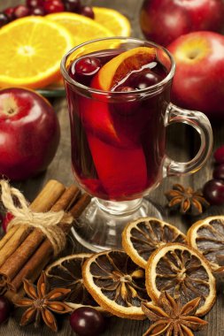 Kış sıcak bir içecek ile baharat