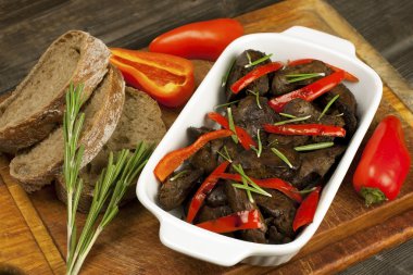 ahşap masa üzerinde seramik dishware içinde kızarmış tavuk ciğeri