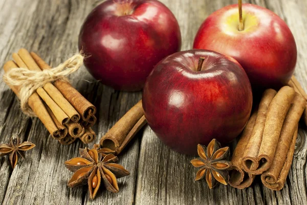 Røde æbler og krydderier - Stock-foto