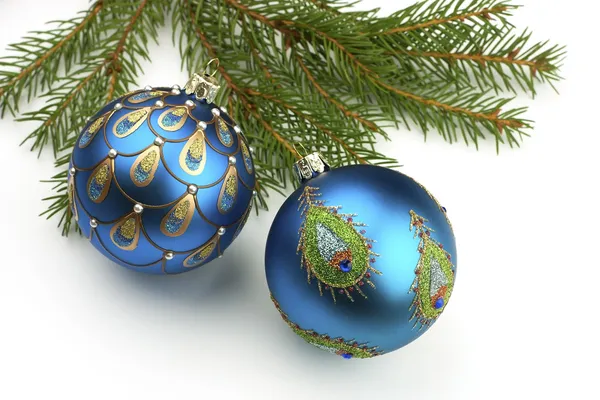 çam ağacı, beyaz izole Noel topları