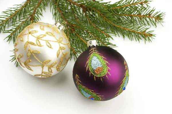 Bolas de Natal em abeto, isolado em branco — Fotografia de Stock