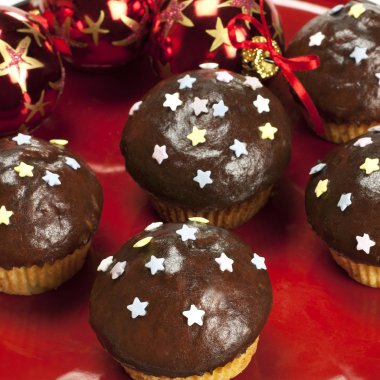 Noel topları ile çikolatalı kek