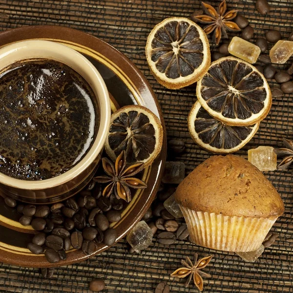 Tazza di caffè con muffin — Foto Stock
