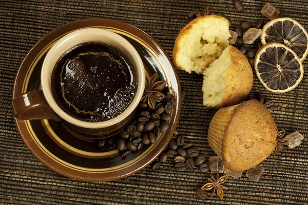 Taza de café con magdalena —  Fotos de Stock