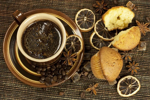 Taza de café con magdalena —  Fotos de Stock
