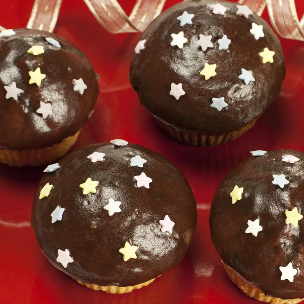 Dolce muffin al cioccolato con decorazioni — Stockfoto