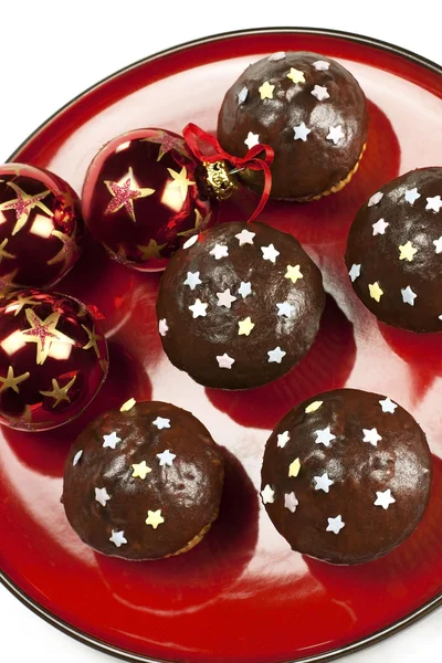 Chocolade muffins met kerstballen — Stockfoto