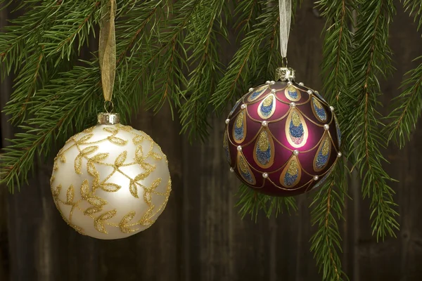 Kerstballen op fir tree — Stockfoto