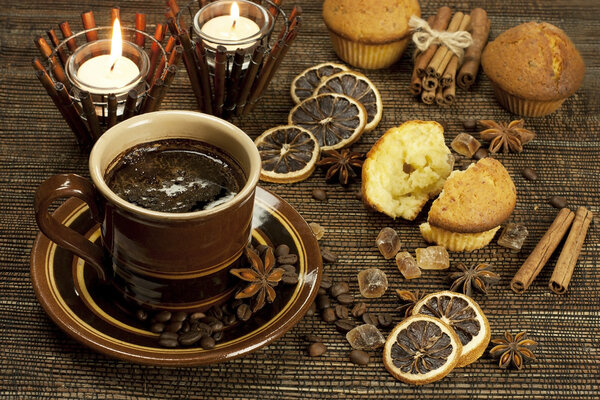 Кофейная чашка с кексом
