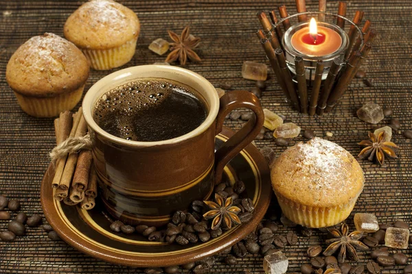 Cupcake with black coffee — Stock Photo, Image