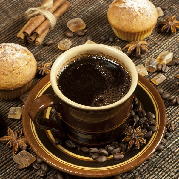 Cupcake con café negro — Foto de Stock