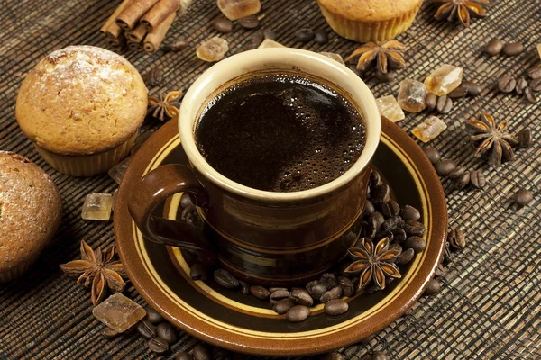 Cupcake with black coffee — Stock Photo, Image