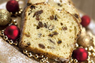 Kuru üzüm ve fındıklı tatil pastası.
