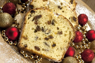 Kuru üzüm ve fındıklı tatil pastası.