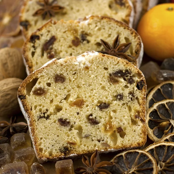 Traditionell hemlagad kaka med torkad frukt och nötter — Stockfoto