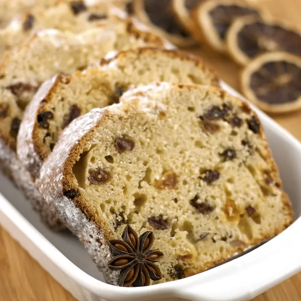 Kuru üzüm ve fındıklı tatil pastası.
