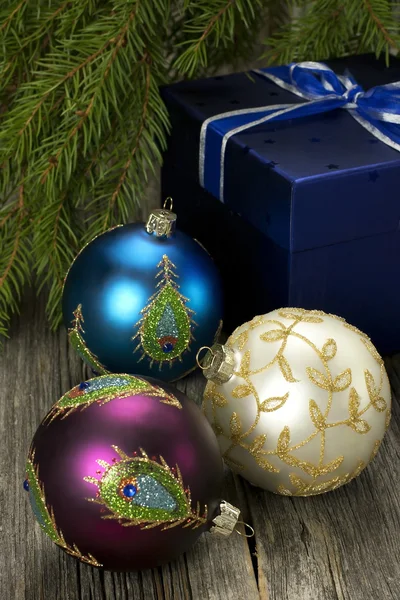 Рождественская композиция с подарочной коробкой и рождественскими безделушками — стоковое фото