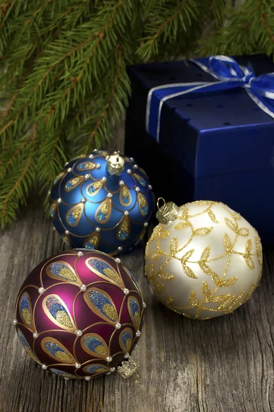 Christmas composition with gift box and christmas baubles — Stock Photo, Image